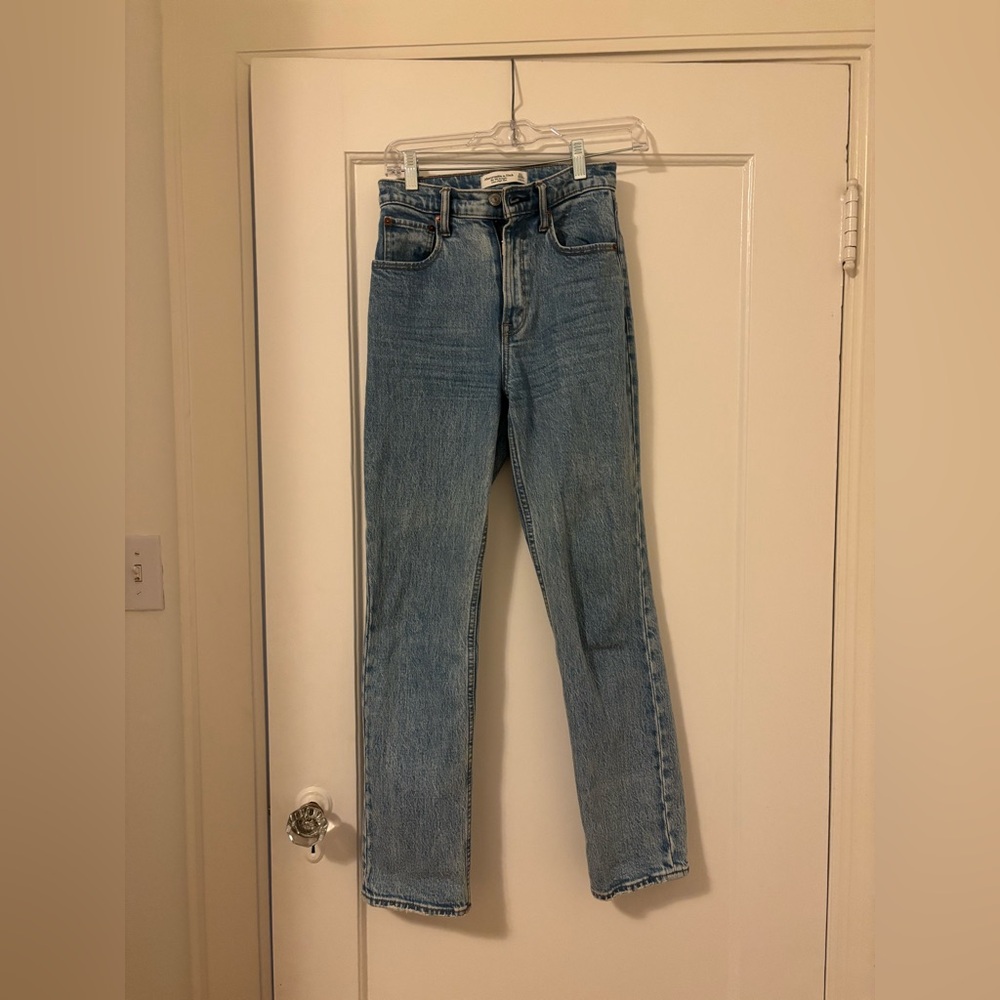 Abercrombie High Rise 90s Straight Leg in Medium Wash